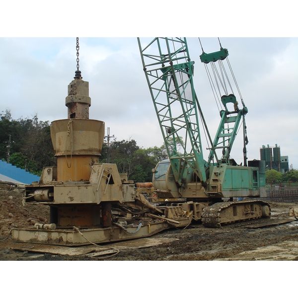 吊車+搖管機 施工中 吊車+搖管機 施工中