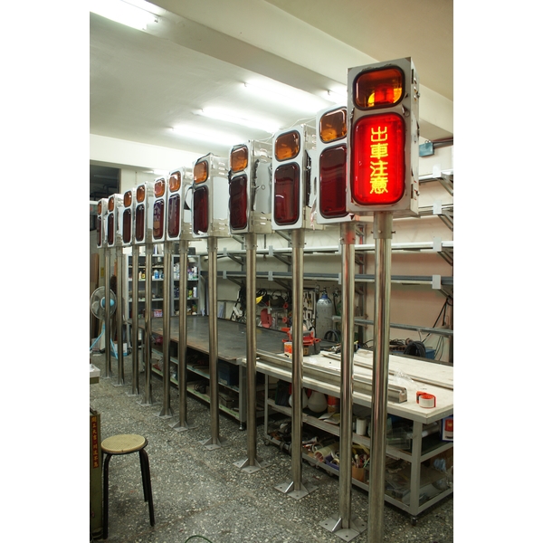 出車注意燈箱-巨光創意設計有限公司