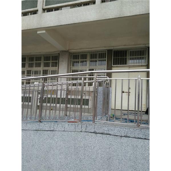 新泰國中-扶手-川鈜金屬有限公司