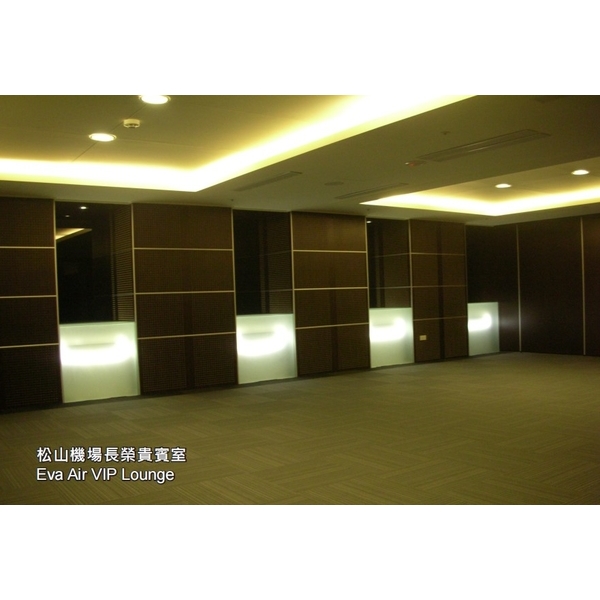 木紋沖孔矽酸鈣板-松山機場長榮貴賓室-長仕實業有限公司
