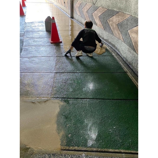 地下斜坡道EpoXY耐磨止滑工程-東昌防水企業公司