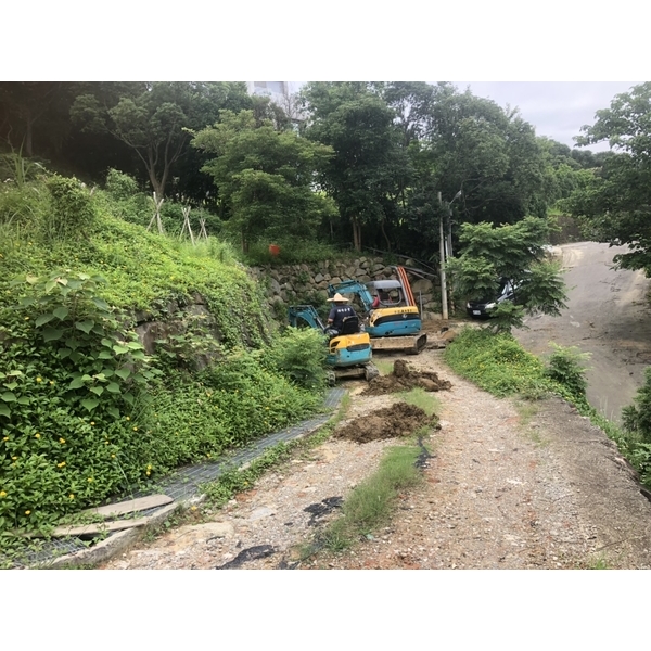 挖土機整地工程