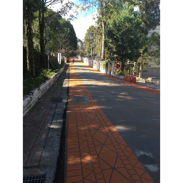 彩繪噴花地坪(原山形圖案)-南投仁愛鄉柏油車道地坪